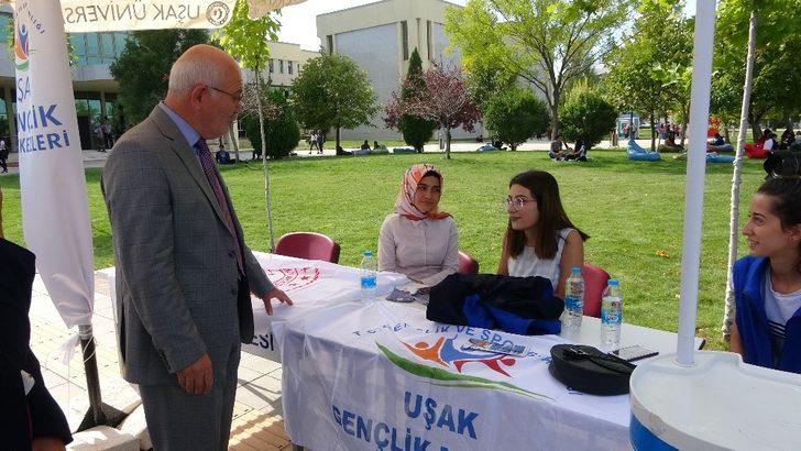 Uşak Üniversitesi Rektörü topluluk stantlarını gezerek öğrencilere destek verdi G3