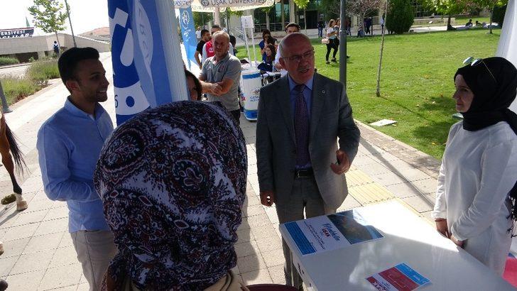 Uşak Üniversitesi Rektörü topluluk stantlarını gezerek öğrencilere destek verdi G4