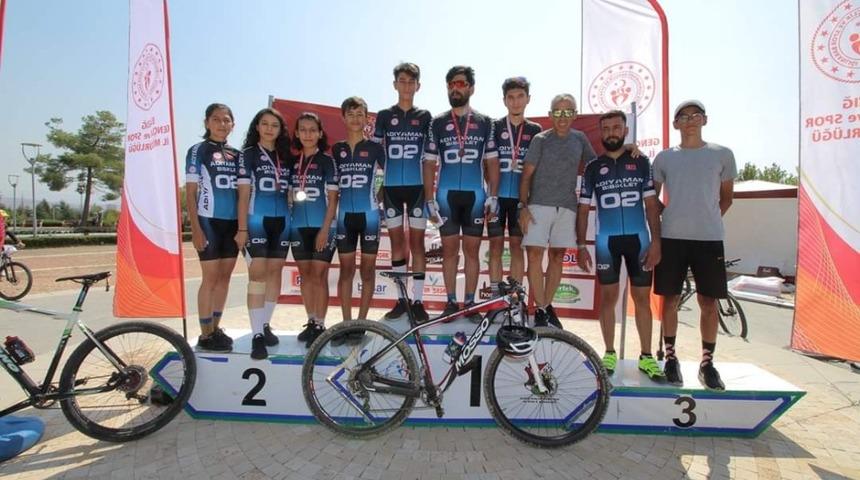 Adıyamanlı bisikletçiler Elazığ’da madalyaları topladı