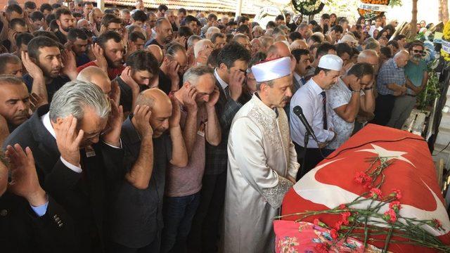 Kampüste traktörün altında kalan Sezen son yolculuğuna uğurlandı