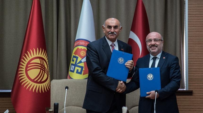 KAY&Uuml; Rekt&ouml;r&uuml; Karamustafa, Kırgızistan&rsquo;da