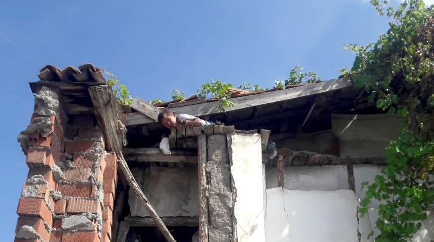 &Ccedil;atıda mahsur kalan &ccedil;ocuğun imdadına itfaiye yetişti