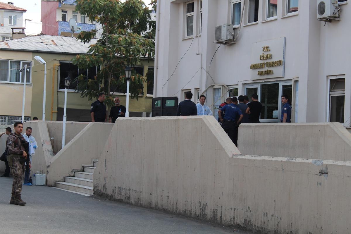 Emekli polis adliyede dehşet sa&ccedil;tı!