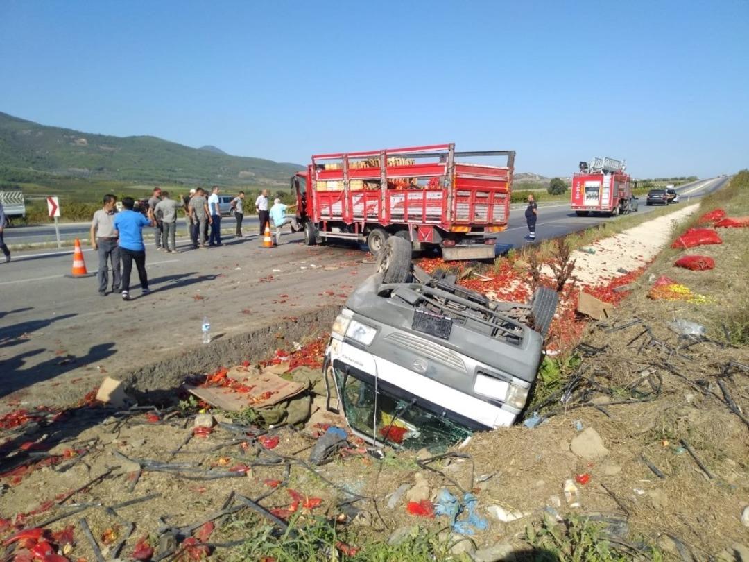 Bilecik&rsquo;te kamyon ile kamyonet &ccedil;arpıştı: 3 yaralı