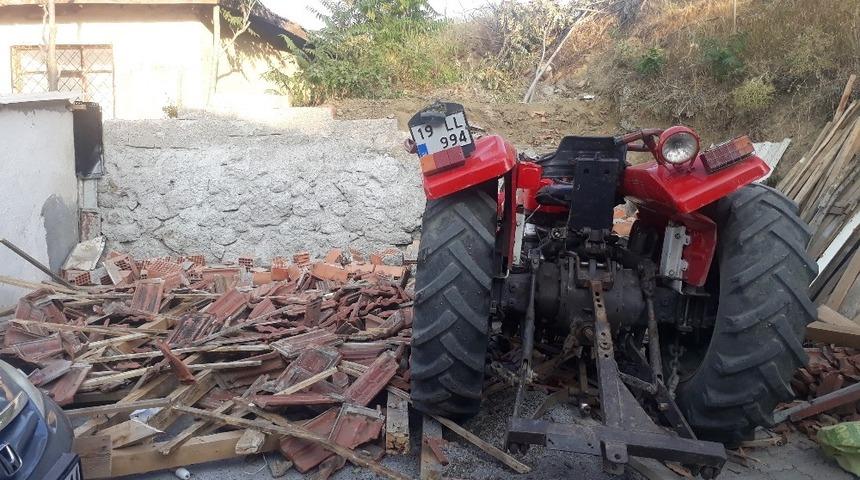 Trakt&ouml;r evin bah&ccedil;esine u&ccedil;tu