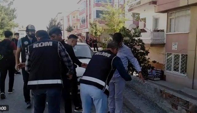 Çorum'da okul önlerindeki denetimde aranan 5 kişi yakalandı