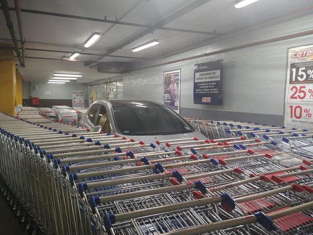 Yanlış yere park eden sürücüye market çalışanlarından sürpriz