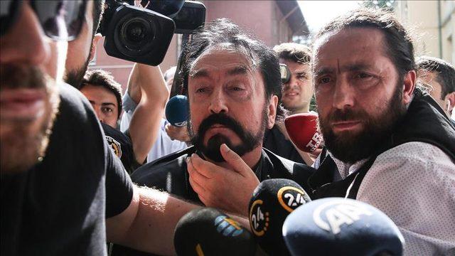 Masonlar ve Tapınak Şövalyeleri ile irtibat kurup Yahudilerin nüfuzu kullanmış! Adnan Oktar'a insanüstü özellikler atfediliyor