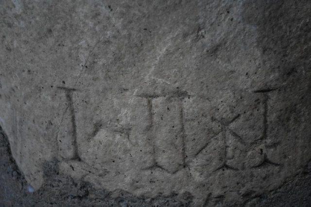 2 bin yıl öncesine ait mil taşı kahvehanede dekor olarak kullanılmış