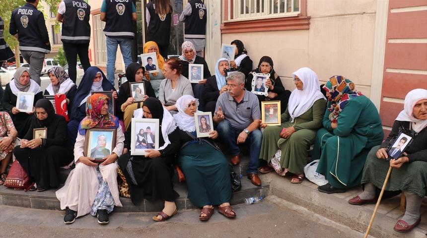 HDP önünde eylem yapan aileyi tehdit etmişti! Yakalandı