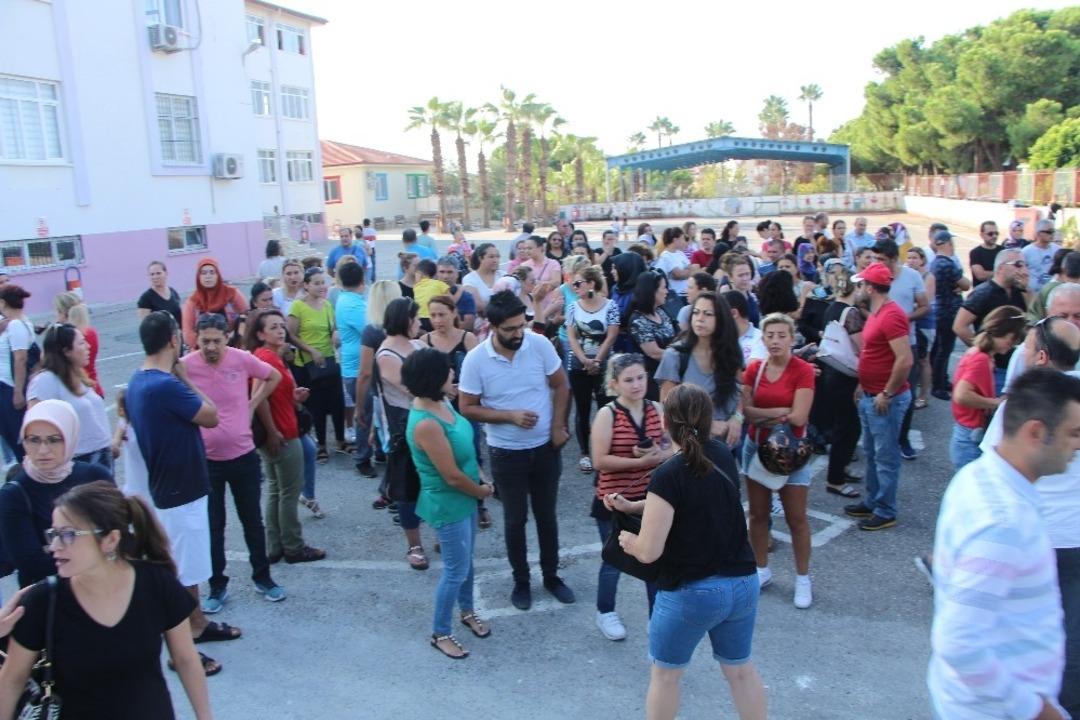 Velilerin "M&uuml;d&uuml;r&uuml;m&uuml;z&uuml; geri istiyoruz" eylemi