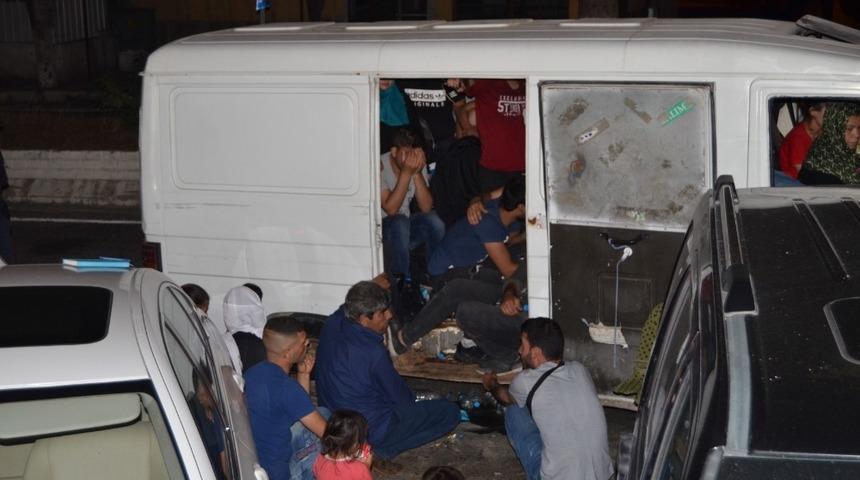 S&ouml;ke&rsquo;de &rsquo;Dur&rsquo; İhtarına Uymayan Minib&uuml;sten G&ouml;&ccedil;menler &Ccedil;ıktı