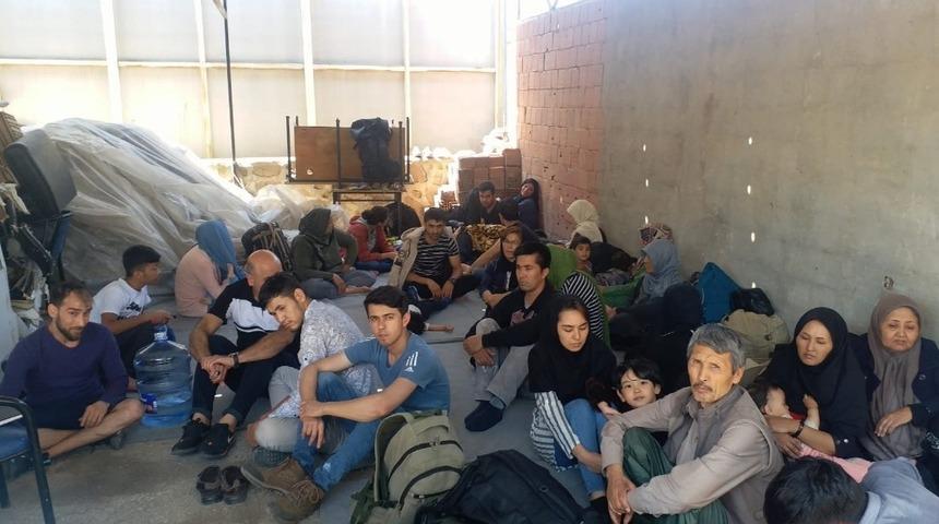 Ayvalık&rsquo;ta 73 d&uuml;zensiz g&ouml;&ccedil;men ve 3 organizat&ouml;r yakalandı