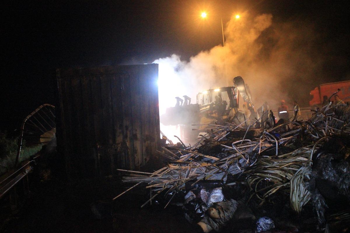  Felakete kıl payı! Otoyolun ortasında aniden yanmaya başladı