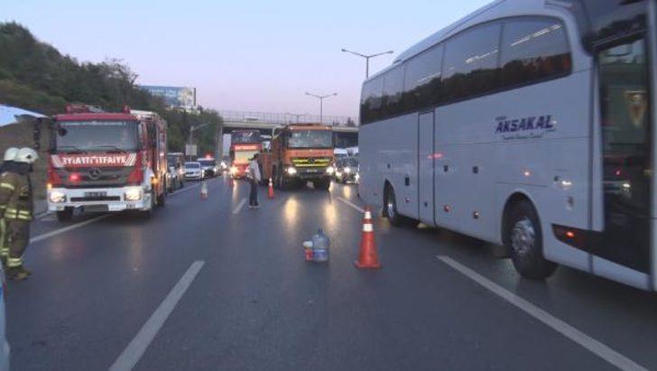 Son dakika! TEM'de servis minibüsü devrildi: Yaralı işçiler var G1