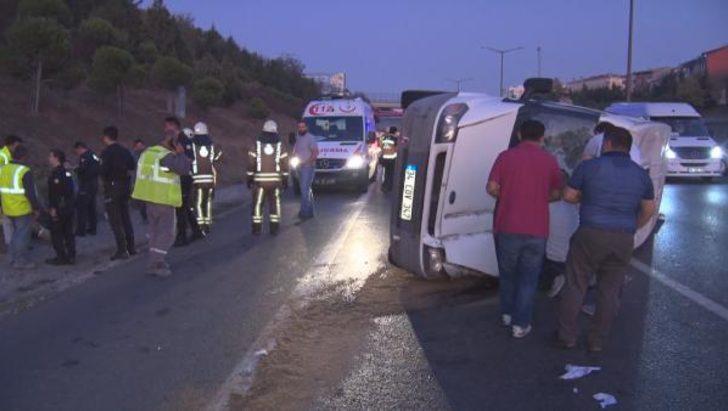 Son dakika! TEM'de servis minibüsü devrildi: Yaralı işçiler var G2