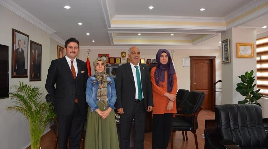 Başkan G&uuml;rb&uuml;z başarılı &ouml;ğrencileri &ouml;d&uuml;llendirdi