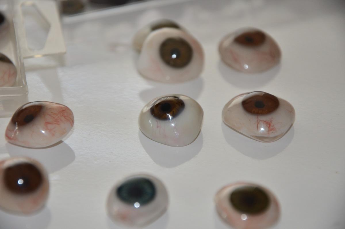 Protez g&ouml;zleri g&ouml;ren şaşıp kalıyor! Ger&ccedil;ek gibi...