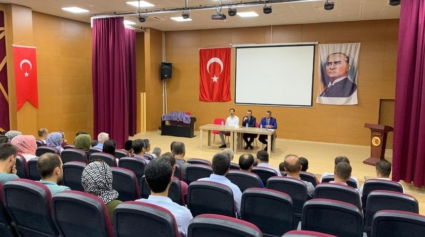 Kaymakam Din&ccedil;, okul m&uuml;d&uuml;rleri ile bir araya geldi