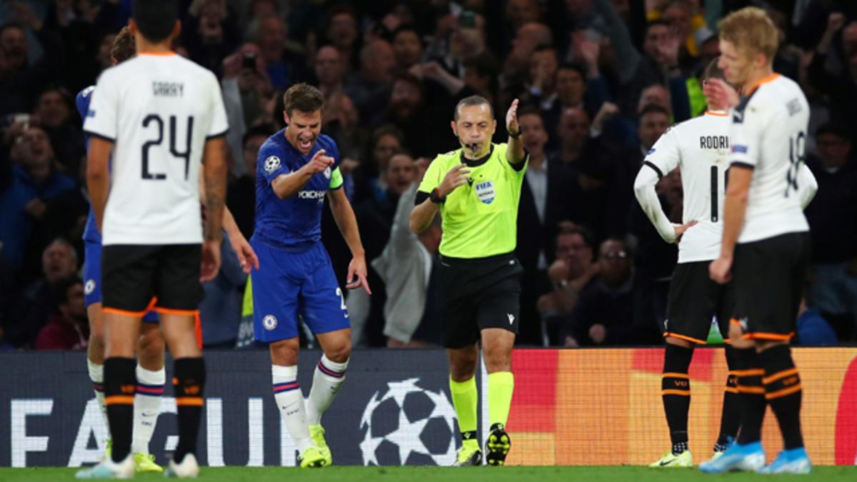 C&uuml;neyt &Ccedil;akır, y&ouml;nettiği Şampiyonlar Ligi ma&ccedil;ına damga vurdu 