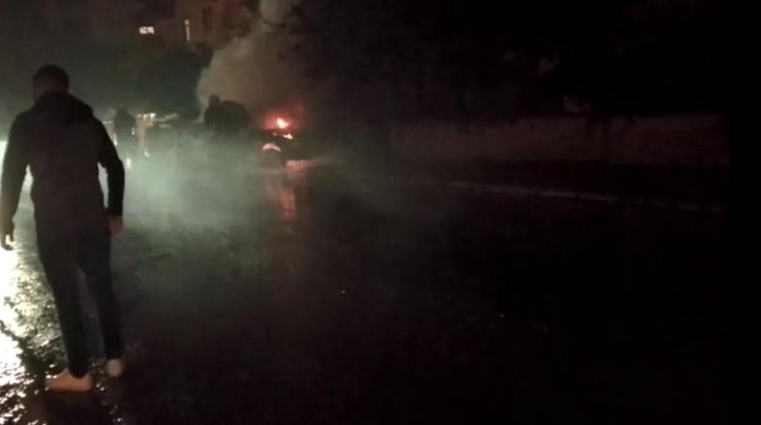 Cayır cayır yanan ara&ccedil; hurdaya d&ouml;nd&uuml;