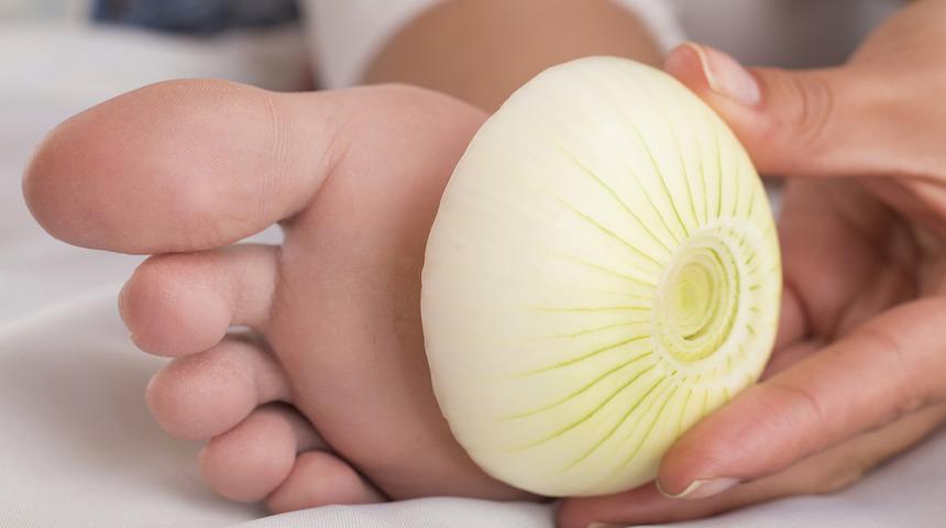 Uyumadan önce çorabın içine bir soğan dilimi koymanın bakın nasıl bir faydası var!