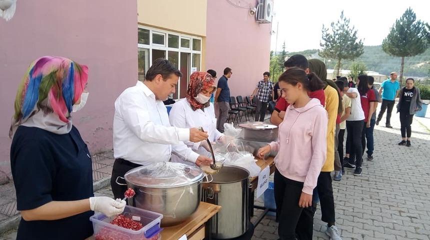 &Ouml;ğretmenlerden aşure ikramı