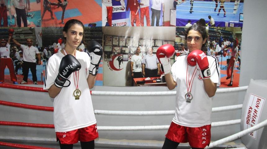 Kick boksçu kız kardeşler, ilk şampiyonadan madalya ile döndü