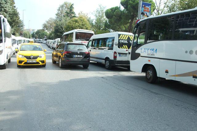 (Havadan fotoğraflarla) - Şişli'de servis işgali trafiği felç ediyor