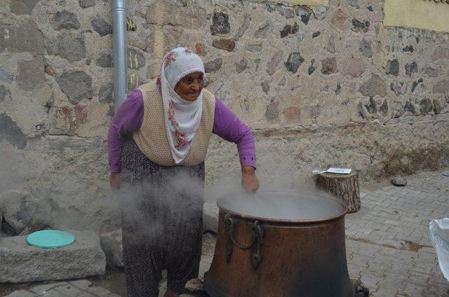 11 çeşit malzeme ile yaptıkları bir kazan aşureyi tüm köye dağıttılar