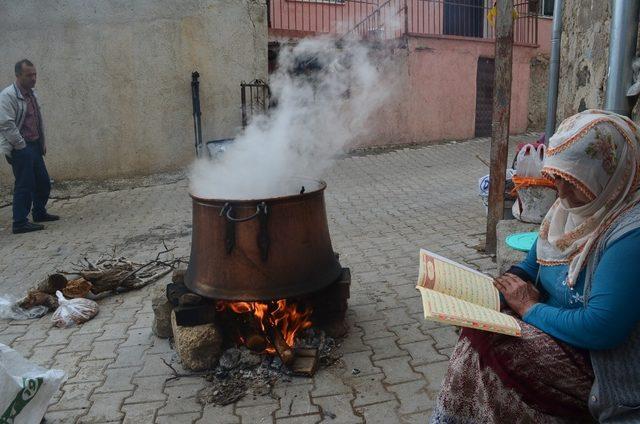 11 çeşit malzeme ile yaptıkları bir kazan aşureyi tüm köye dağıttılar