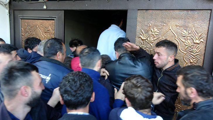 Geceden sıraya girdiler, sabah kapılar açılınca birbirleriyle yarıştılar G1