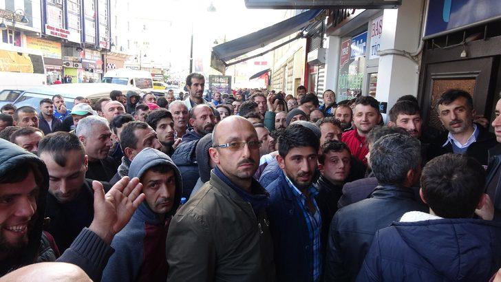 Geceden sıraya girdiler, sabah kapılar açılınca birbirleriyle yarıştılar G4