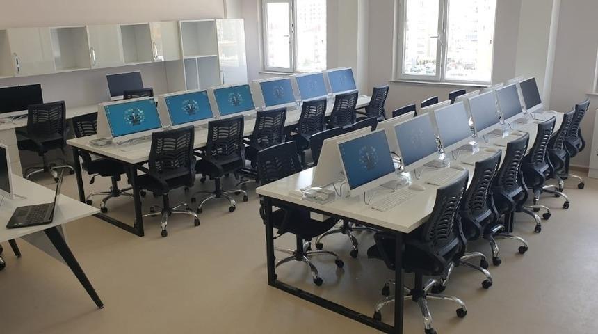 Türkiye ikincisi okula bilişim atölyesi