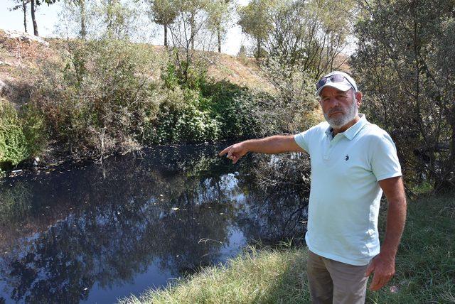 Rengi siyaha dönen deredeki kirliliğe tepki