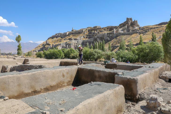 Van Kalesi'nin kuzeyinde yer alıyor! 2 bin 700 yıl önceki yapılar yeniden inşa edildi G1