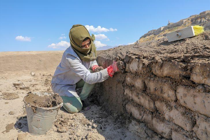 Van Kalesi'nin kuzeyinde yer alıyor! 2 bin 700 yıl önceki yapılar yeniden inşa edildi G2