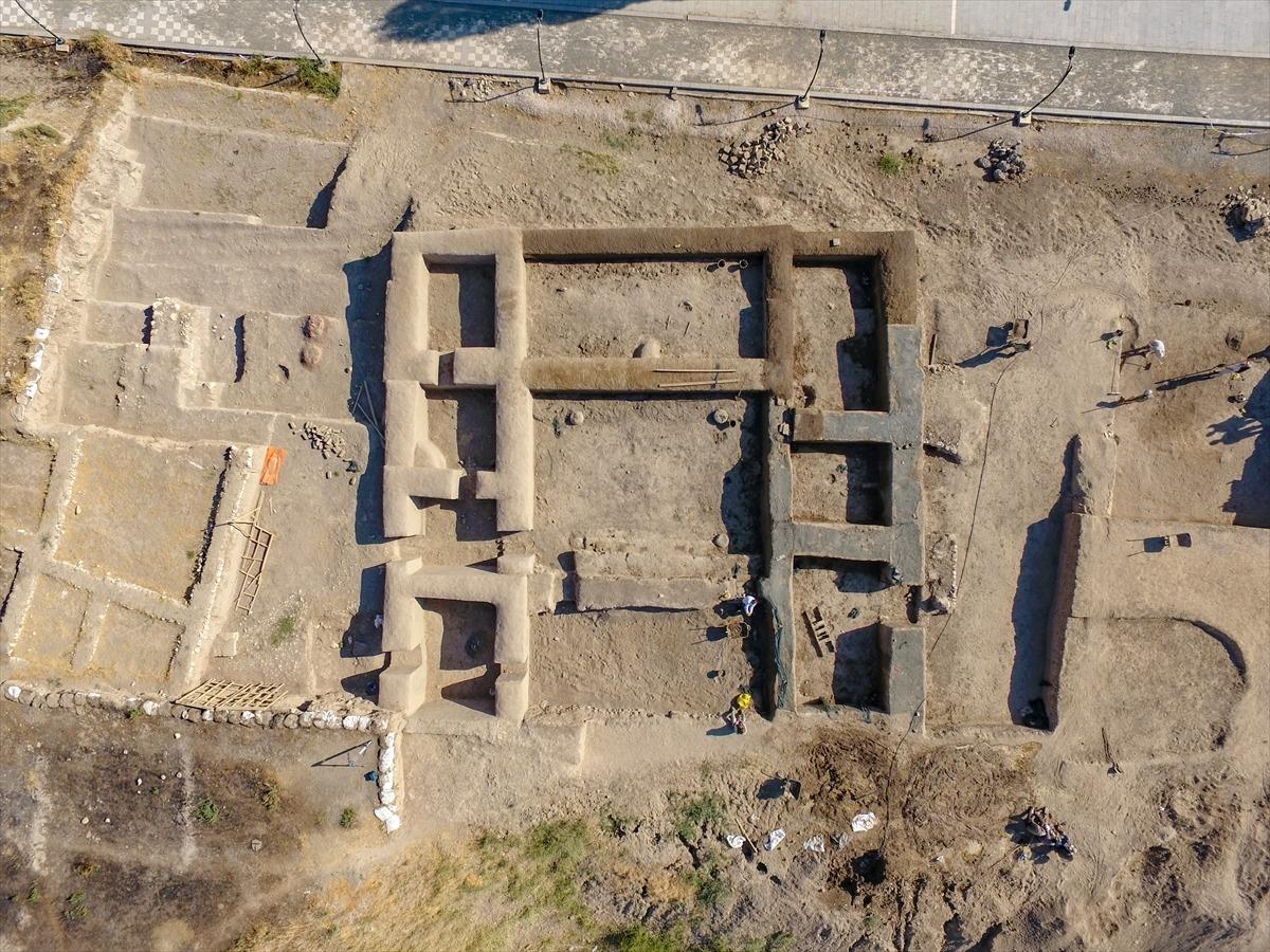 Van Kalesi'nin kuzeyinde yer alıyor! 2 bin 700 yıl &ouml;nceki yapılar yeniden inşa edildi