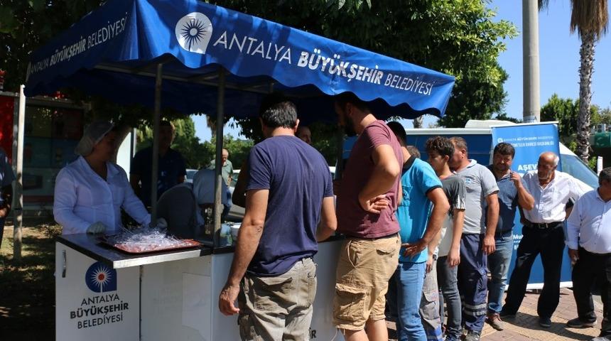 B&uuml;y&uuml;kşehir Belediyesinden sanayi esnafına aşure