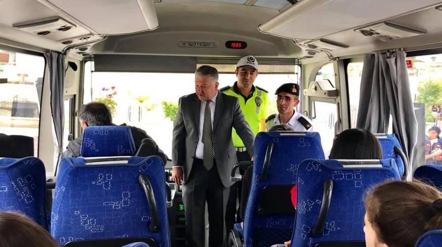 Kaymakam Duru, polis ve jandarma ile birlikte &ouml;ğrenci servislerini denetledi