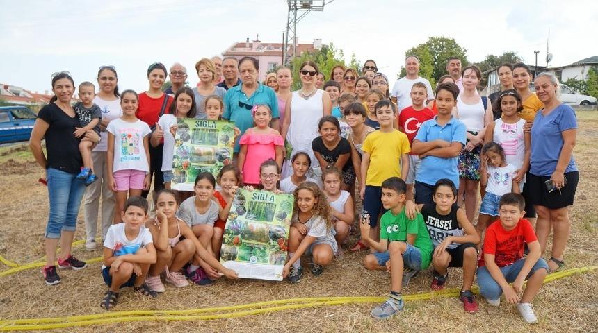 Marmaris&rsquo;te minikler sığla fidanlarını toprakla buluşturdu