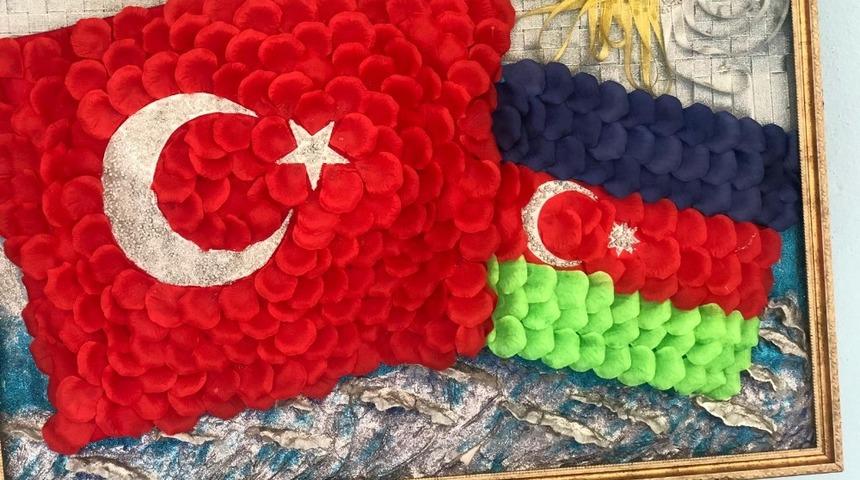 Isparta&rsquo;da &ouml;ğrenciler yiyeceklerden T&uuml;rk Bayrağı sergisi