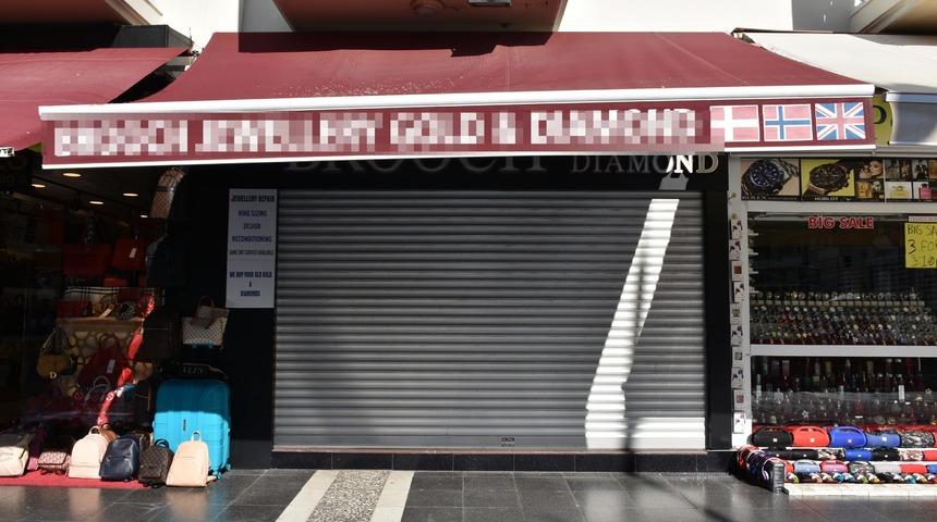 D&ouml;v&uuml;len gezgin kuyumcu, d&uuml;kkanını kapattı