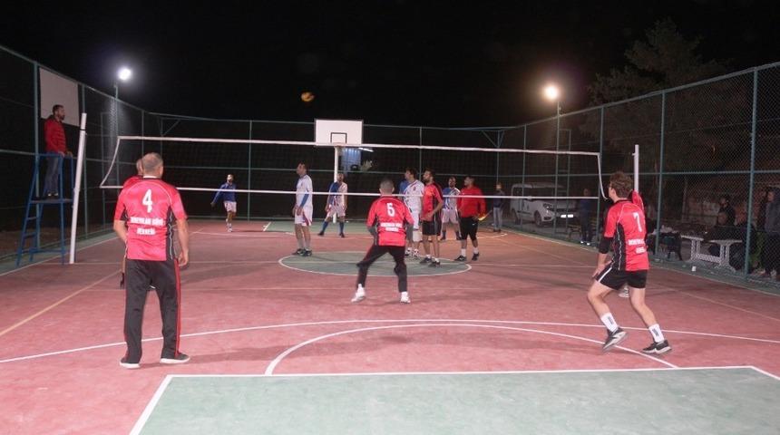 İn&ouml;n&uuml;&rsquo;de voleybol turnuvası heyecanı devam ediyor