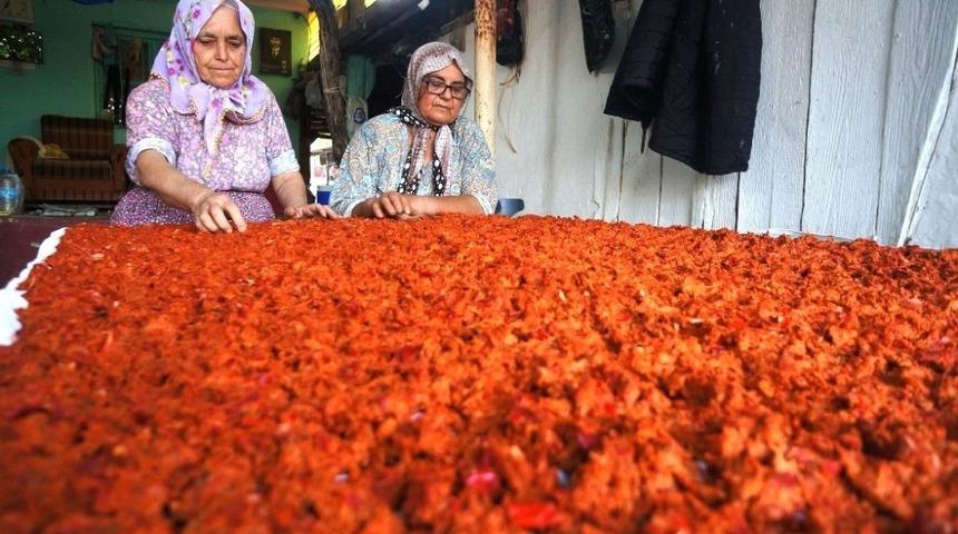 Sarıgöllü kadınlar evlerde tarhana yapımına başladı