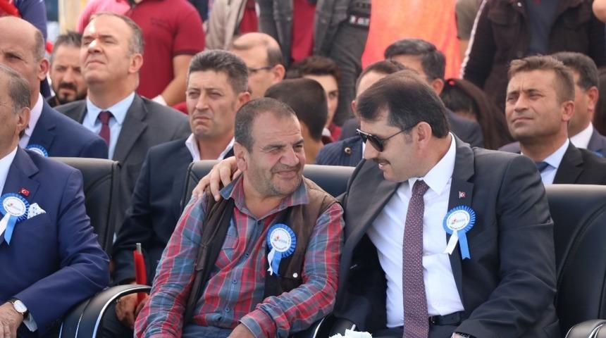 Sivas&rsquo;ta protokol trib&uuml;n&uuml;nde iki sevilen sima dikkat &ccedil;ekti