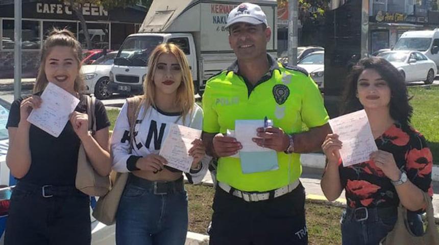 Trafik cezası uygulanan üniversiteliler, polisle fotoğraf çektirdi