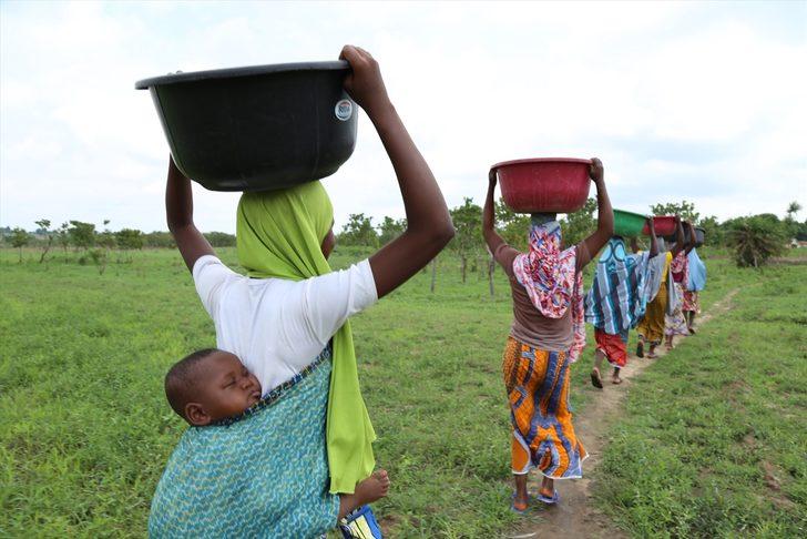Nijeryalı kadınlar kafalarında yük taşıyarak para kazanıyor G1