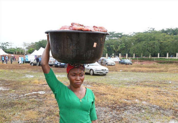 Nijeryalı kadınlar kafalarında yük taşıyarak para kazanıyor G4