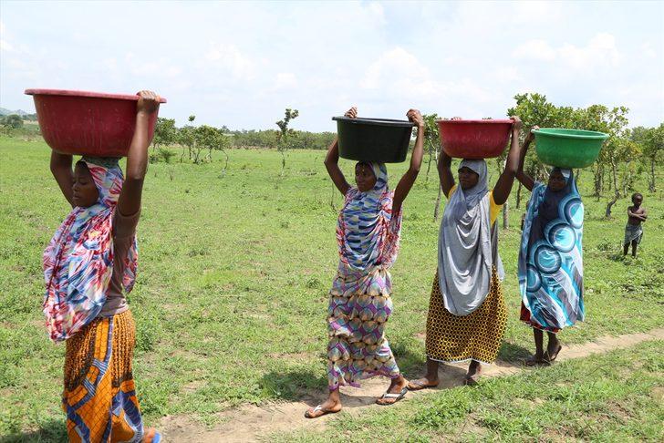 Nijeryalı kadınlar kafalarında yük taşıyarak para kazanıyor G5